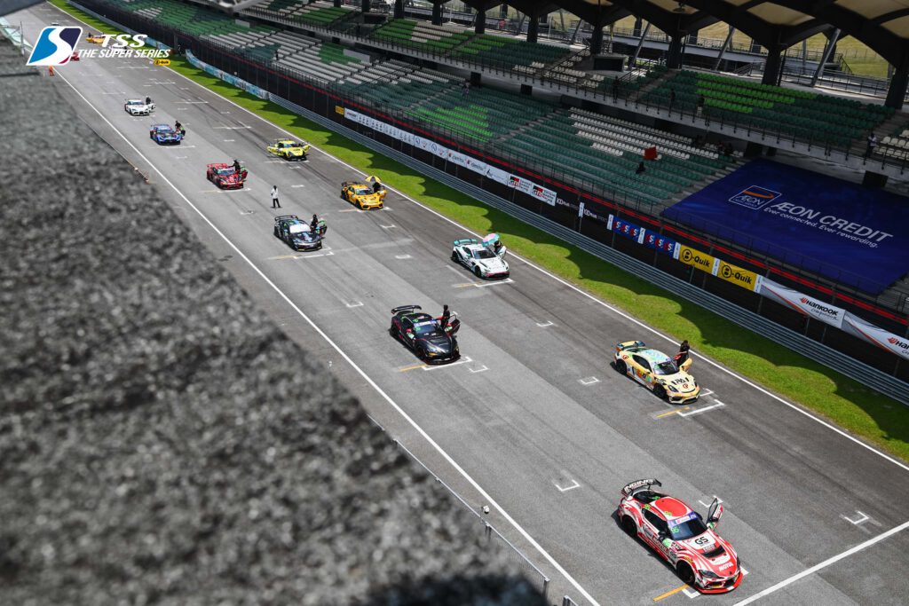 Rennstart GT4 Rennen 8 / 2025